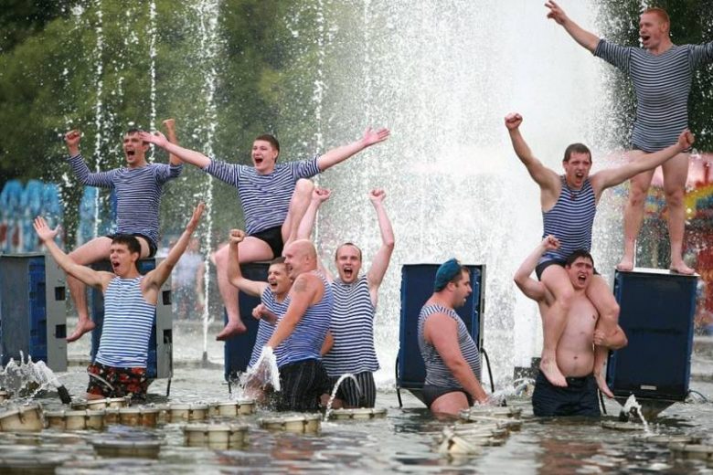 <br />
Зачем экс-бойцы ВДВ в День десантника купаются в фонтанах                