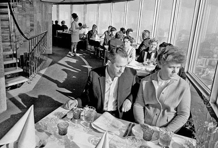 <br />
Залы для «особых гостей» и плата за вход: чем удивляли советские рестораны, и что в них стоило дороже всего                