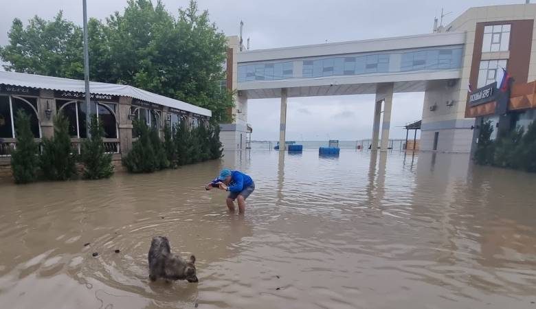 <br />
Жителей Анапы эвакуируют из-за сильного наводнения, что известно на сейчас                