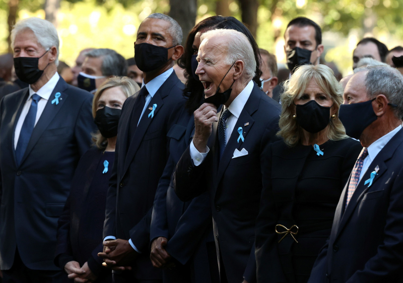 Байден снял маску в толпе на церемонии памяти жертв терактов 11 сентября