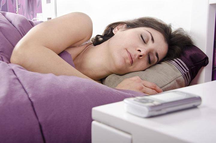 <br />
Безопасно ли спать со смартфоном возле подушки: что говорят эксперты                