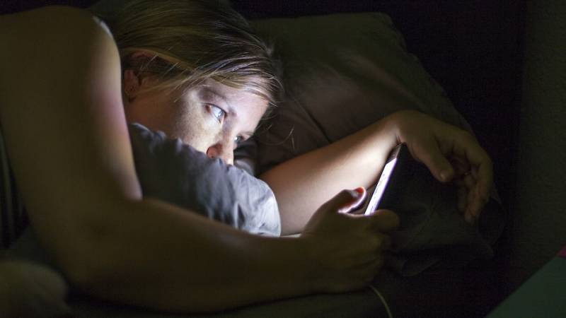 <br />
Безопасно ли спать со смартфоном возле подушки: что говорят эксперты                
