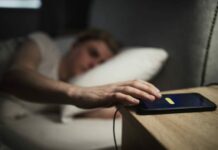 Безопасно ли спать со смартфоном возле подушки: что говорят эксперты