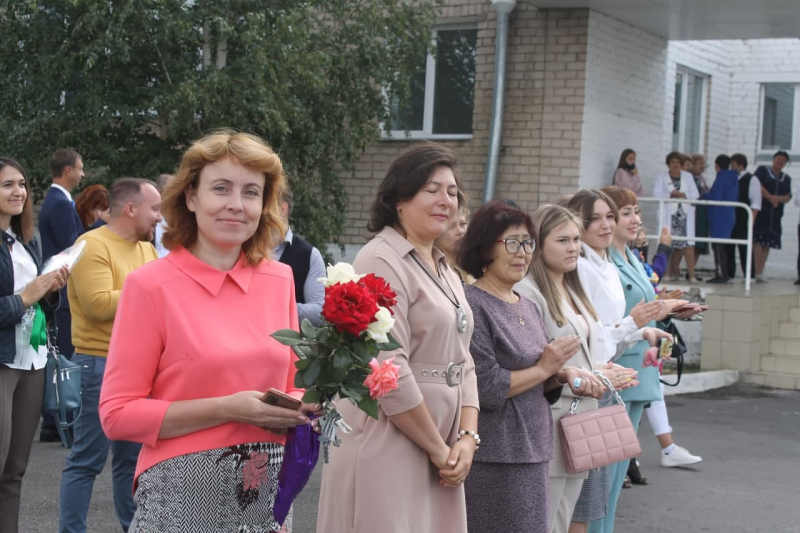 Челябинская область отмечает День знаний: лучшие моменты с линеек в школах всего региона