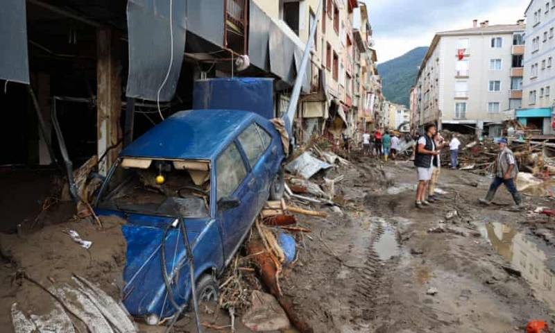 <br />
Количество погибших от наводнения в Турции увеличилось                