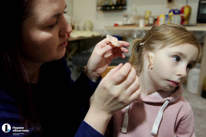 Пластический гример из Челябинска создает экзопротезы для людей без ушей и пальцев