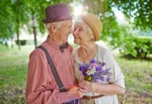 Сколько заплатят пенсионерам ко Дню пожилого человека в Москве и регионах России