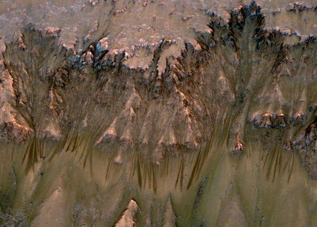 <br />
Ученые выдвинули новое предположение, почему исчезла вода на Марсе                