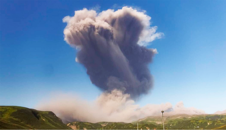 <br />
В Испании началось извержение вулкана, людей срочно эвакуируют в безопасное место                