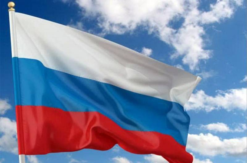 <br />
В Министерстве просвещения предложили поднимать в школах флаг России                