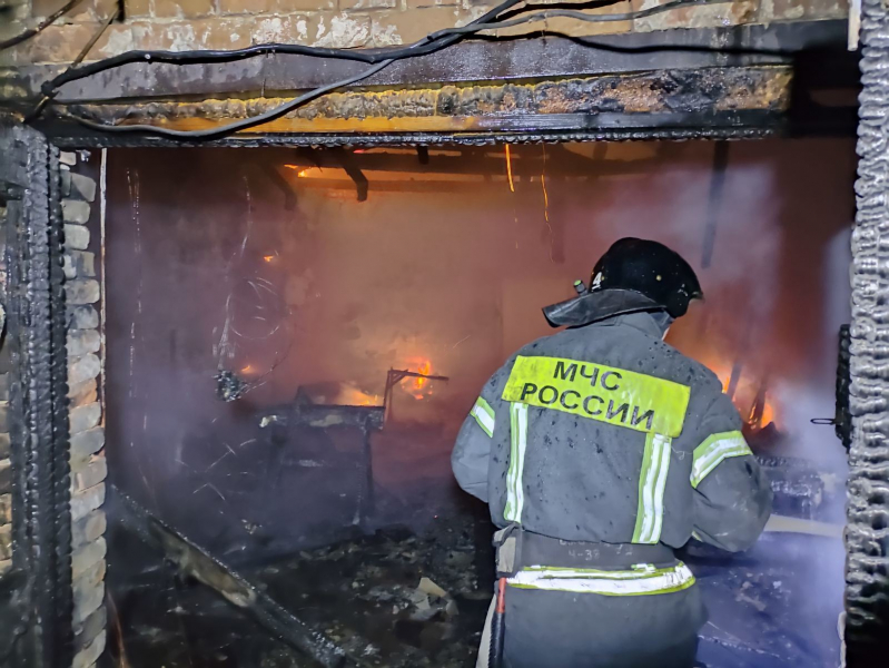 В промышленной зоне Челябинска горит ангар