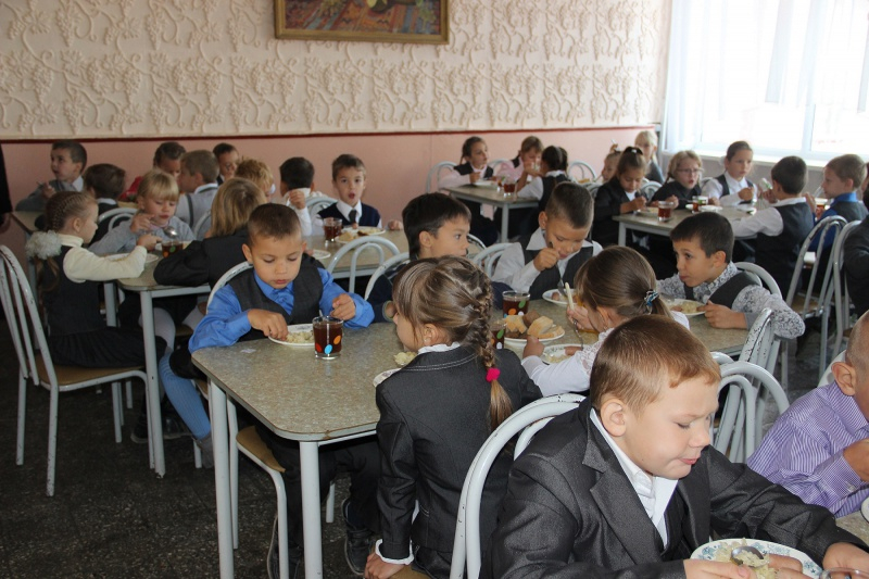 В российских школах запретили макароны, блины и колбасу