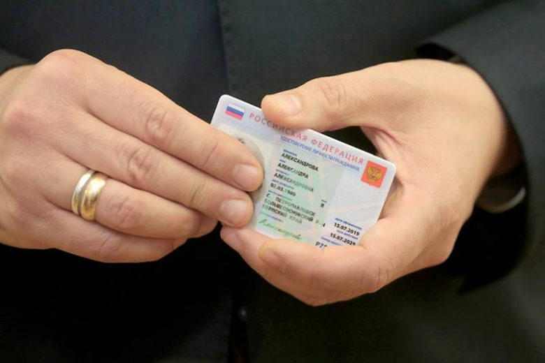 <br />
Электронные паспорта в России: как будет выглядеть новый документ и кто его получит в 2022 году                