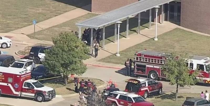 <br />
Молодой человек открыл огонь по ученикам и учителям школы в Техасе                