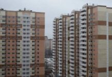 Москвичка выпрыгнула из окна вместе с двумя детьми: подробности трагедии