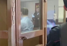 Напавшим на пассажира в метро Москвы предъявили обвинения