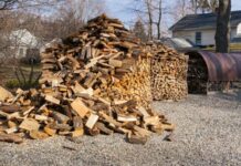 Почему в деревнях делают дровники на улице, а не хранят дрова в сухом месте