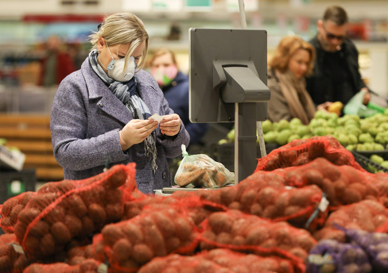 Росстат назвал наиболее подешевевшие и подорожавшие за неделю продукты