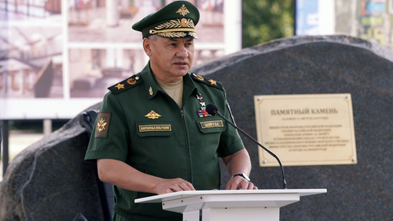 Шойгу заявил о стягивании сил НАТО к границам России
