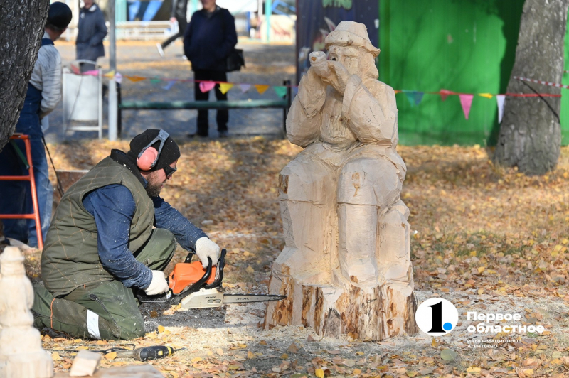 В Челябинске вырезают из дерева героев советского кино