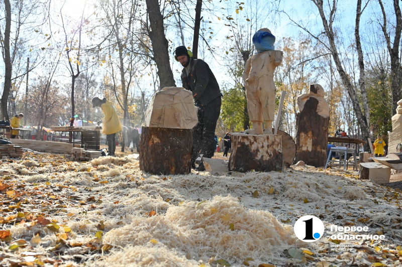 В Челябинске вырезают из дерева героев советского кино