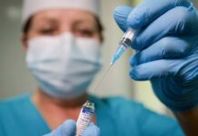 В каких регионах России и для кого ввели обязательную вакцинацию от COVID-19