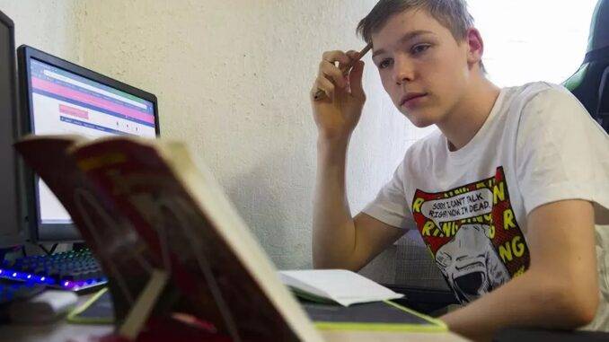 <br />
В России могут отправить школьников на осенние каникулы раньше положенного срока                