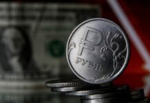 Экономист Михаил Хазин допускает возможность девальвации рубля в обозримом будущем