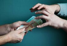 Какие знаки зодиака могут попасть в долговую яму из-за кредитов, и как правильно распорядиться финансами