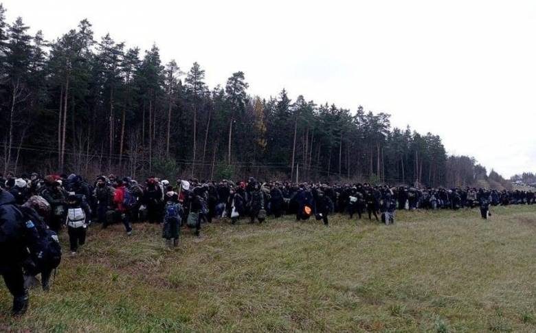 <br />
Колонна людей с тюками: что происходит на польско-белорусской границе сегодня, 8 ноября 2021 года                