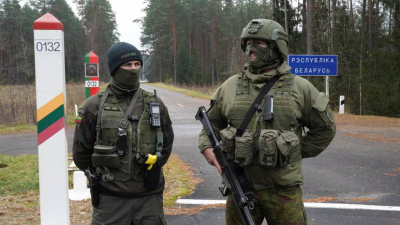 <br />
Колонна людей с тюками: что происходит на польско-белорусской границе сегодня, 8 ноября 2021 года                