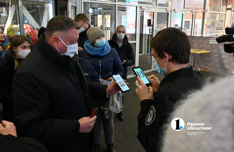 Крупные магазины Челябинска проверили на наличие масок и QR-кодов у посетителей и продавцов