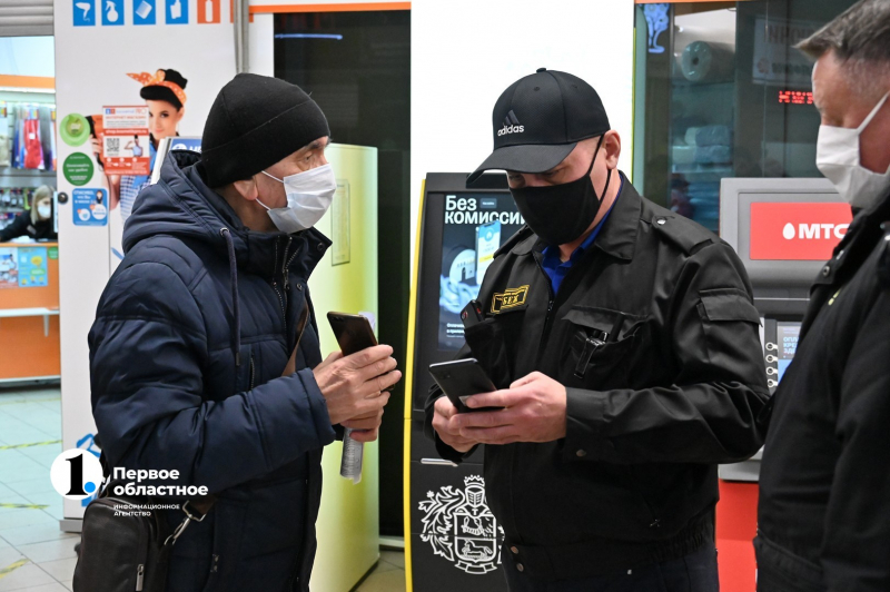 Крупные магазины Челябинска проверили на наличие масок и QR-кодов у посетителей и продавцов