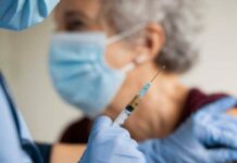 Люди старше 60 лет обязательно должны вакцинироваться: нововведения в Санкт-Петербурге