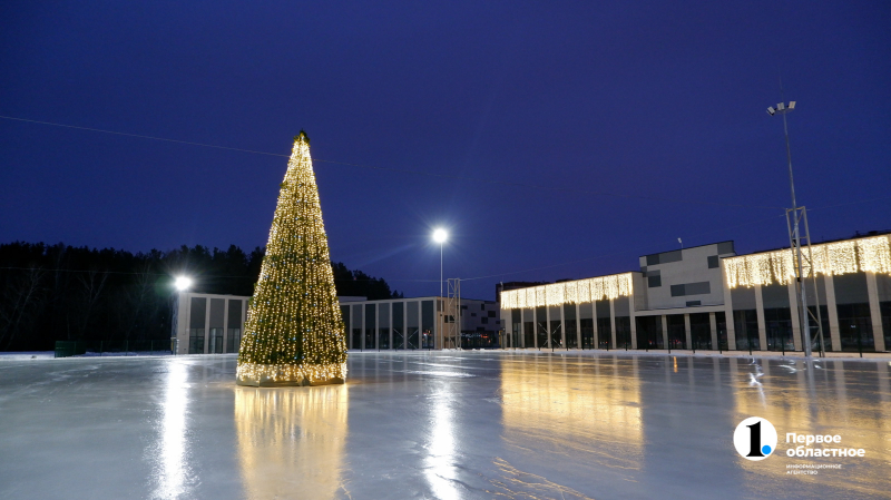 На северо-западе Челябинска запускают каток с большой новогодней елкой