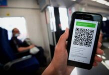 Песков высказался о возможном введение QR-кодов в поездах и самолётах