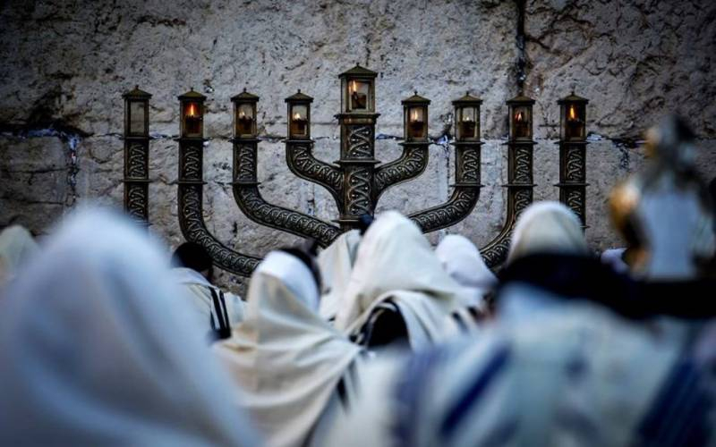 <br />
Почему иудейский праздник Ханука называют Праздником свечей, когда и как отмечается                