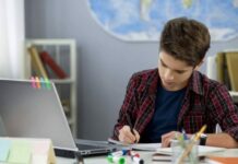 Пора за парты: когда и в каких регионах РФ отменят дистанционку