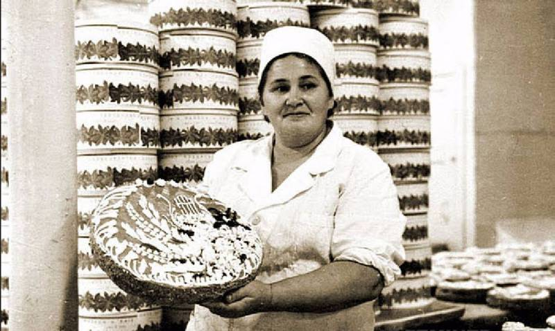 <br />
Сладкая легенда СССР: факты и мифы, связанные с созданием «Киевского» торта                
