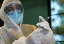 Смольный обязал привиться от COVID-19 60-летних жителей Питера