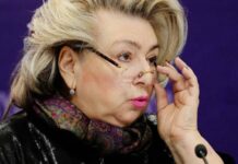 Тайная причина или привычка: почему тренер Тарасова закрывает шею шарфами