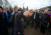 В Новых Ватутинках состоялся народный сход. Людей не испугали наряды полиции и автозаки