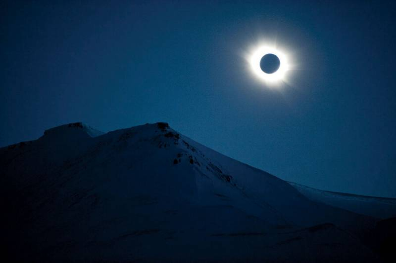 <br />
«Черное Солнце»: смогут ли россияне увидеть полное солнечное затмение 4 декабря 2021, трансляция                