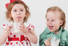 Дети, которые пьют цельное жирное молоко, на 40% реже страдают от избыточного веса