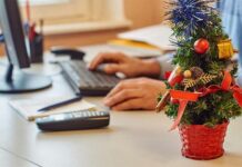 Как оплачивается выход на работу в новогодние праздники в 2022 году, если установлен скользящий график