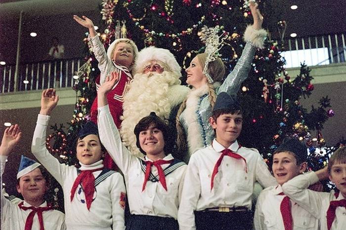 <br />
Когда на Руси начали наряжать рождественские елки и как эта традиция менялась с годами                