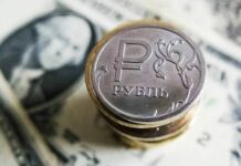 Когда покупать рубль: финансист назвал лучшее время для операций
