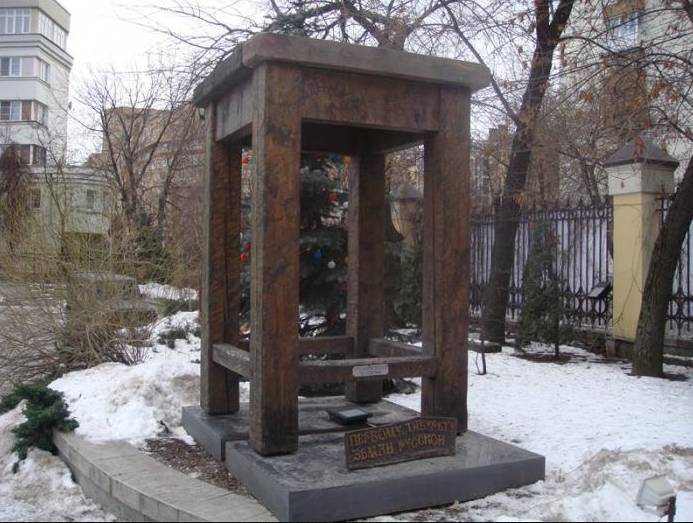 <br />
Кошелек, шпроты и Гена Букин: ТОП-5 необычных памятников, которые открыли в России                