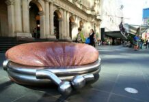 Кошелек, шпроты и Гена Букин: ТОП-5 необычных памятников, которые открыли в России