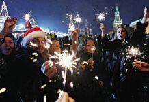 Москвичи могут наблюдать за салютом на Новый 2022 год в прямом эфире